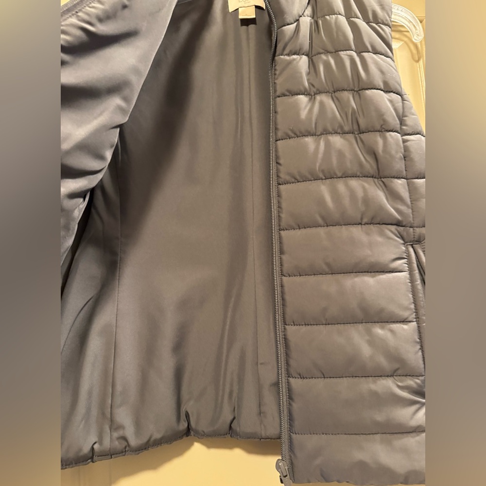Loft gray puffer vest in size smalll - Picture 4 of 5